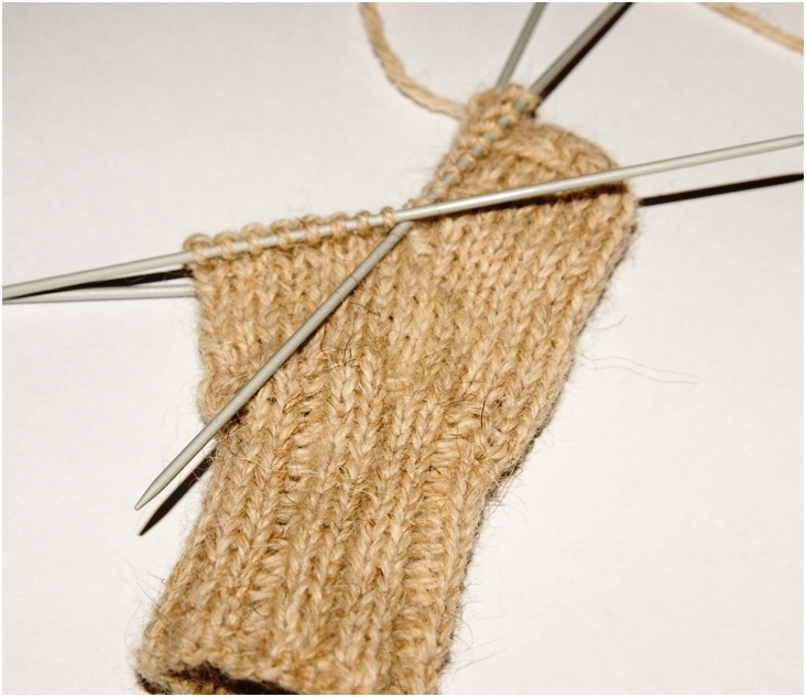 Stricksocken auf 5 Stricken 01