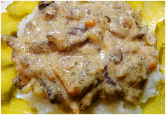 Beefstroganov aus Rindfleisch, Schweinefleisch, Hühnerleber mit Sauerrahm 10