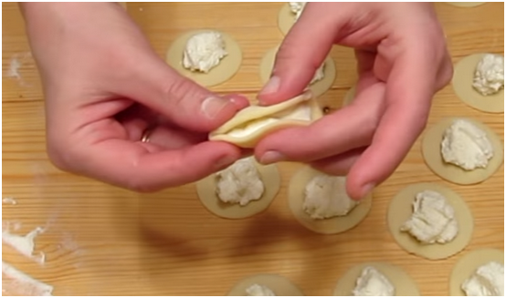 So machen Sie ein Füllen für Knödel aus Hüttenkäse? 05