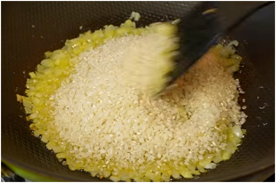 Risotto: Klassisches Rezept mit Gemüse, mit Pilzen und Huhn 06