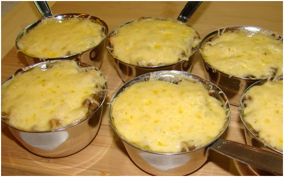 Julien mit Hühnchen und Pilzen: Rezepte zum Kochen im Backofen, in einer Pfanne, in einem langsamen Herd 08