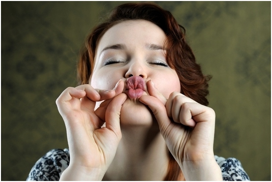 So machen Sie Lippen prallen zu Hause? Erhöhte Lippen mit Make-up, Masken und anderen Frauen 05