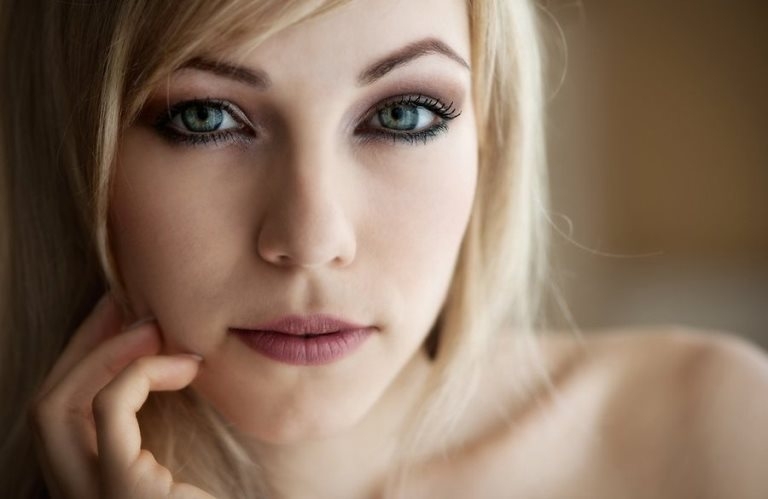 Blondes Make-up mit grünen Augen. Natürliches Make-up für grünes Auge 01