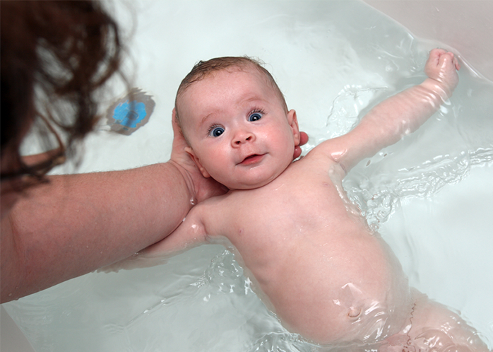 Wie man neugeborenes Baby richtig badet - zum ersten Mal und täglich? Wie oft und in welchem ​​Wasser, um Baby zu baden? 01