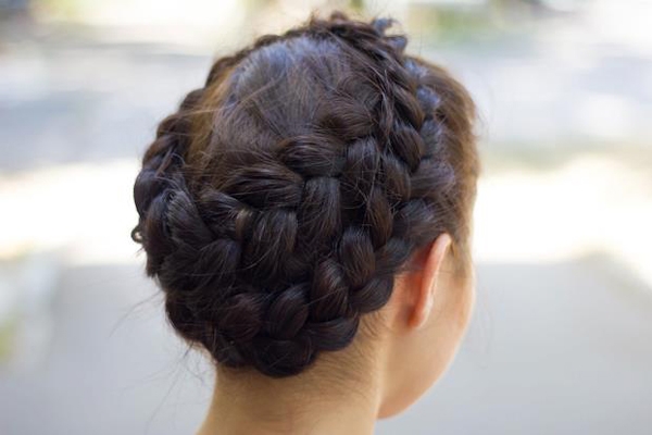 Wie man einen Korb mit Haare weben? Weben von Haarkörben: Optionen Frisuren und ihre Beschreibung 01