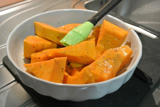 Gebackener Kürbis im Ofen nach Stücken: Kochen Rezepte mit Äpfeln, Zucker und Käse 03