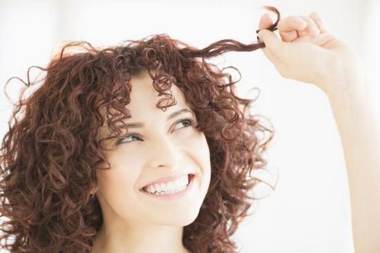 Frisuren mit Locken auf mittlerem Haar zu Hause: Meisterklasse 01