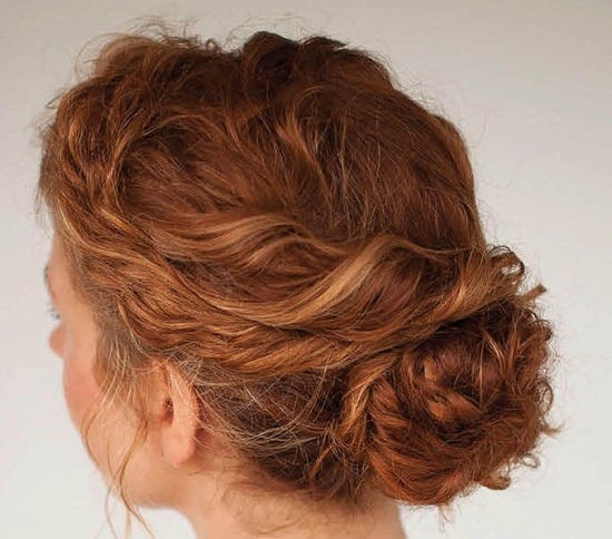 Frisuren mit Locken auf mittlerem Haar zu Hause: Meisterklasse 02