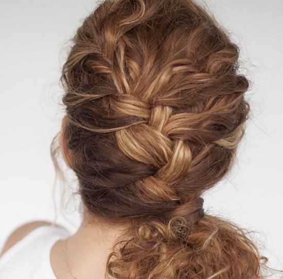 Frisuren mit Locken auf mittlerem Haar zu Hause: Meisterklasse 05