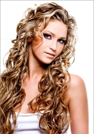 Frisuren mit Locken. Wie man Locken zu Hause macht? 02