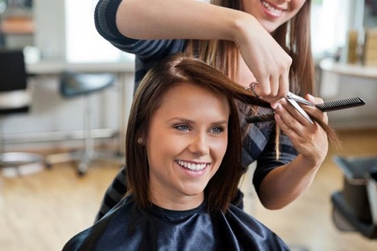 Frisuren und Haarschnitte für ein rundes Gesicht mit einer Wange auf langen, mittleren und kurzen Haaren 01