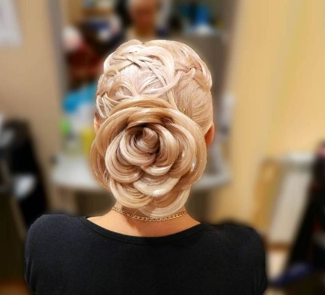 Haarblume: Styling-Funktionen. Wie man eine Blume aus den Haaren macht: Video 02