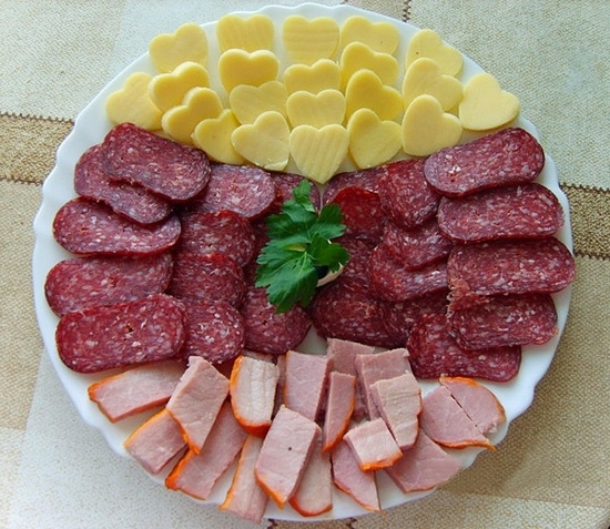 Scheibenwurst und Käse schön schneiden. Schöne Schnitte für einen festlichen Tisch: Was soll man dienen?? 15