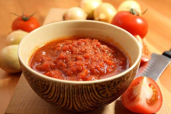 So machen Sie Adzhika aus Tomaten? Rezepte Adzhika von Tomaten mit Meerrettich, Knoblauch, Pflaumen 03