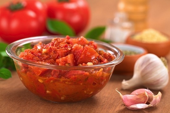 Khrenovina mit Tomaten und Knoblauch: Rezepte für die Herstellung von Sauce-Sauce 01