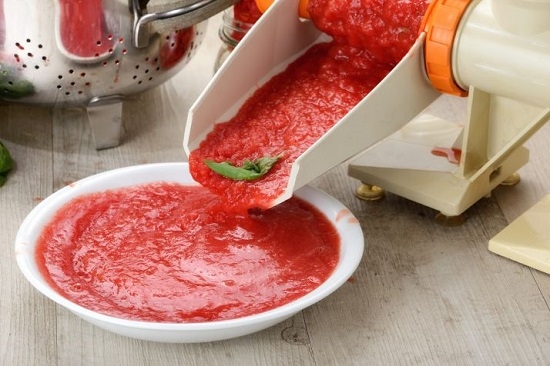 Khrenovina mit Tomaten und Knoblauch: Rezepte für die Herstellung von Sauce-Sauce 09