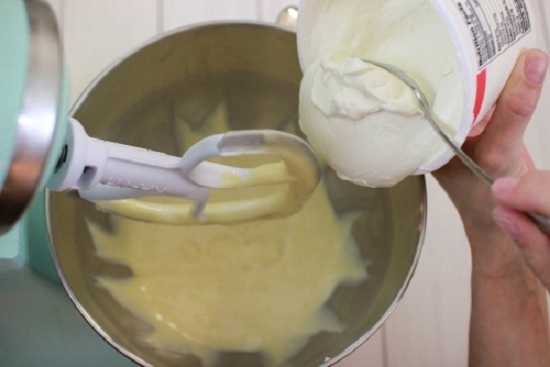 Creme aus kondensierter Milch und saurer Sahne für Kuchen: Rezepte zum Kochen köstlicher Backfüllung 03