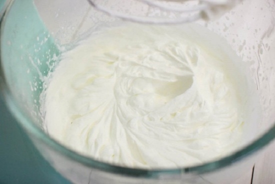 Creme aus kondensierter Milch und saurer Sahne für Kuchen: Rezepte zum Kochen köstlicher Backfüllung 04