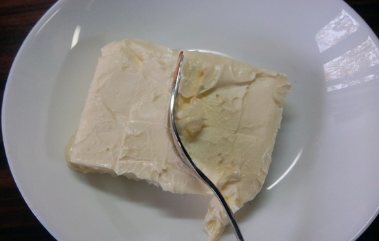 Ölcreme mit Kondensmilch: Beste Rezepte für Dekoration und Imprägnierung des Kuchens 03