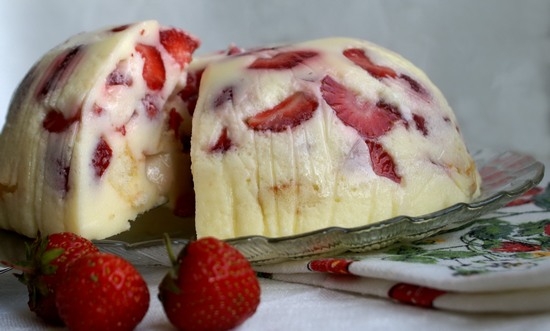 Köstliche und kleine kalorienfreie Kuchen ohne Backen mit Obst und Gelatine 01