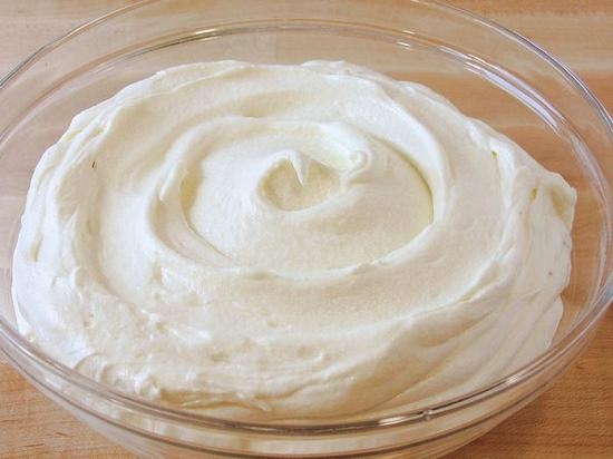 Sauerrahmcreme für Kuchen: Rezepte zum Kochen mit Hüttenkäse, Kondensmilch und Gelatine 02