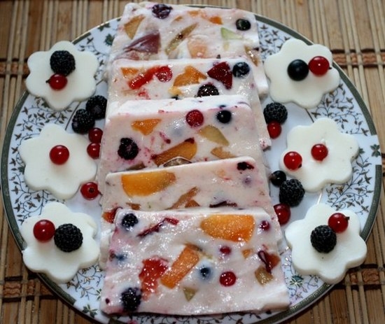 Köstliche und kleine kalorienfreie Kuchen ohne Backen mit Obst und Gelatine 06