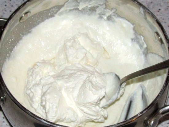 Sauerrahmcreme für Kuchen: Rezepte zum Kochen mit Hüttenkäse, Kondensmilch und Gelatine 10