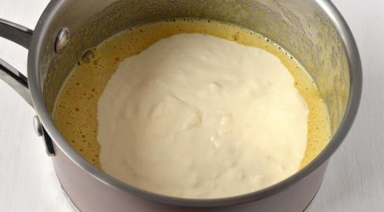 Sauerrahmcreme für Kuchen: Rezepte zum Kochen mit Hüttenkäse, Kondensmilch und Gelatine 15