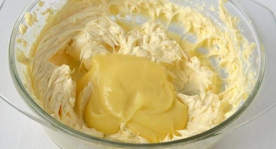 Sauerrahmcreme für Kuchen: Rezepte zum Kochen mit Hüttenkäse, Kondensmilch und Gelatine 16