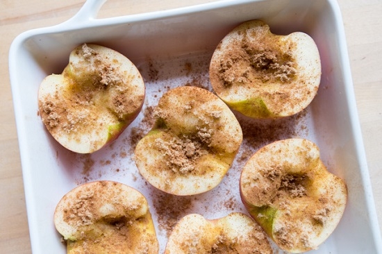 Äpfel in dem Ofen mit Honig, Zimt und Nüssen gebacken: Rezepte von erfahrenen Gastgebern 04