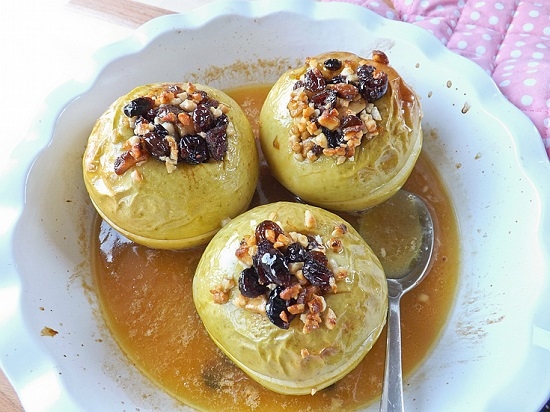 Äpfel in dem Ofen mit Honig, Zimt und Nüssen gebacken: Rezepte von erfahrenen Gastgebern 08