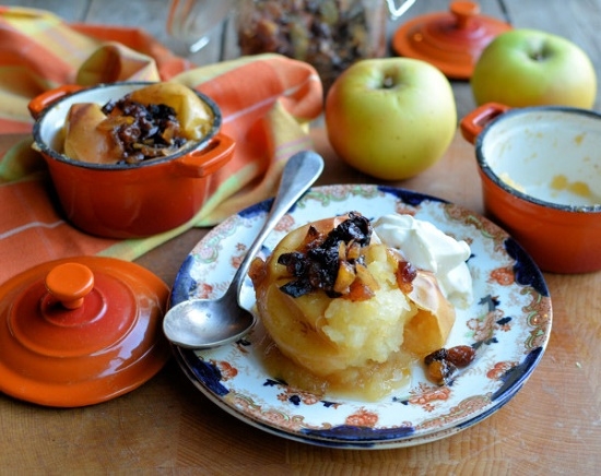 Äpfel in dem Ofen mit Honig, Zimt und Nüssen gebacken: Rezepte von erfahrenen Gastgebern 09