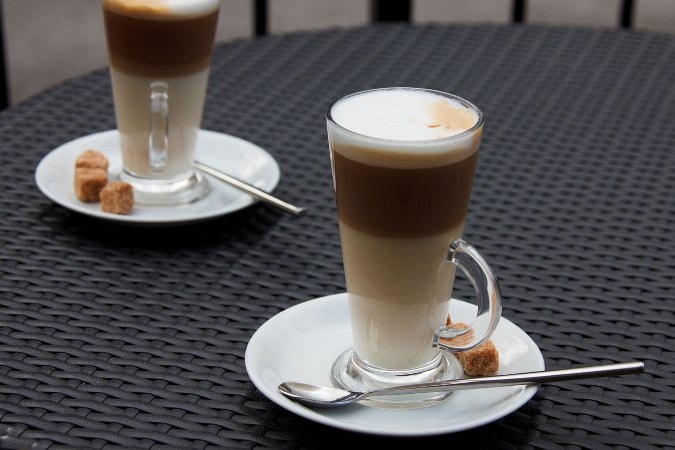 Was ist der Unterschied zwischen Latte von Cappuccino: Merkmale der beliebten Getränke in Kaffeebasis 02