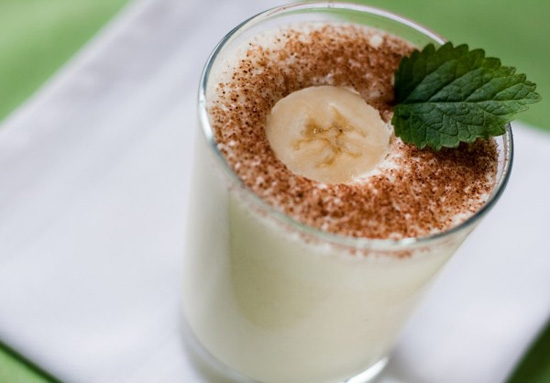 So erstellen Sie einen Milchcocktail mit Banane, Erdbeere, Eis in einem Mixer? 01