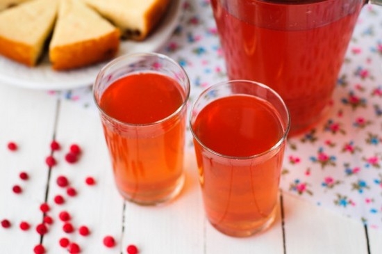 Wie man einen Cranberrysaft von frischen und gefrorenen Preiselbeiner braut? 01