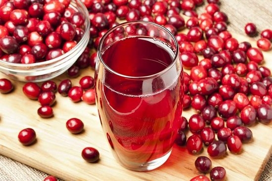 Wie man einen Cranberrysaft von frischen und gefrorenen Preiselbeiner braut? 02