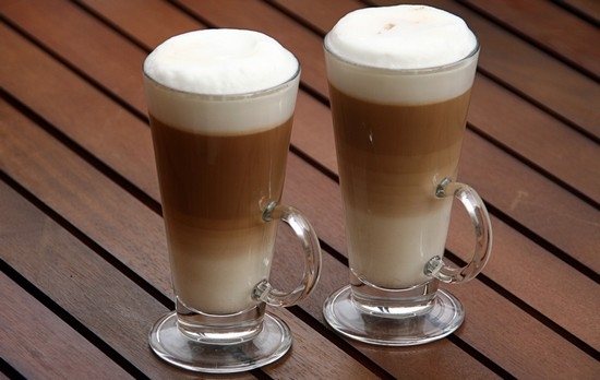 Kaffee Latte: Rezepte des Kochens und der Sorten des Getränks 01