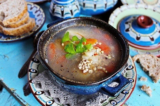 Rezept für Buchweizensuppe mit Huhn. Wie man Buchweißsuppe mit Huhn in einem langsamen Kocher kocht? 01