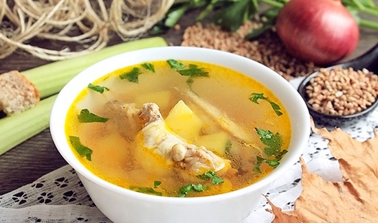 Rezept für Buchweizensuppe mit Huhn. Wie man Buchweißsuppe mit Huhn in einem langsamen Kocher kocht? 08