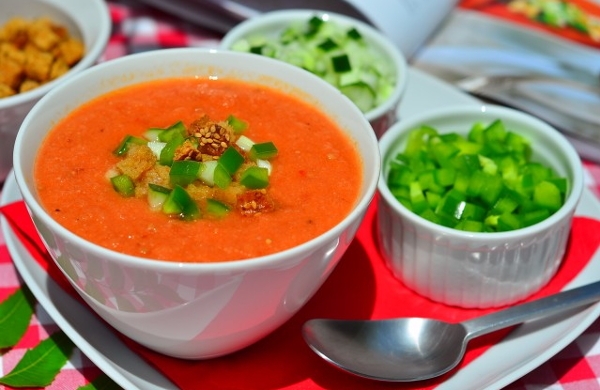 Wie man kalte Gazpacho-Suppe kocht? Traditionelle spanische Gerichte Rezepte 01