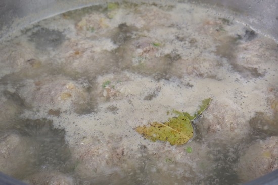 So machen Sie Hackfleischbällchen für Suppe? Wie man Suppe mit Fleischbällchen und Reis kocht, Suppe in einem langsamen Kocher. 09