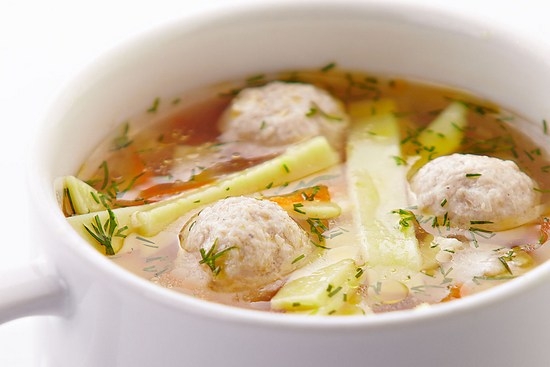 So machen Sie Hackfleischbällchen für Suppe? Wie man Suppe mit Fleischbällchen und Reis kocht, Suppe in einem langsamen Kocher. 10