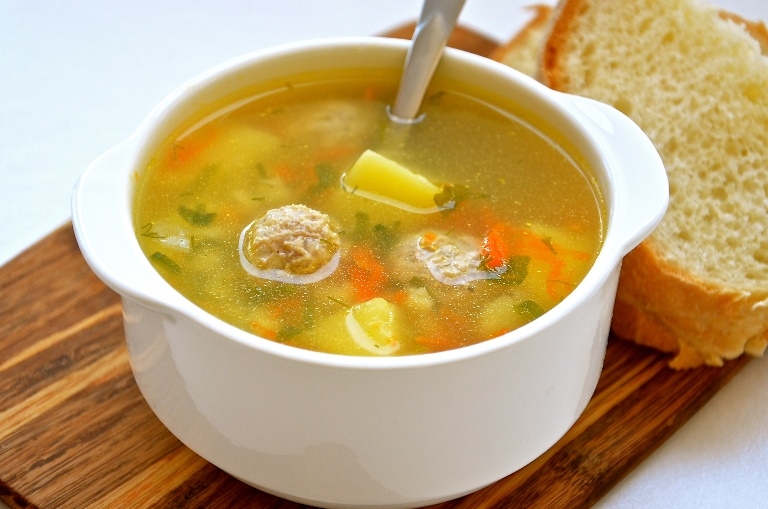 Wie man Suppe mit Fleischbällchen kocht? Rezepte mit Gemüse, Kartoffeln und Reis 03