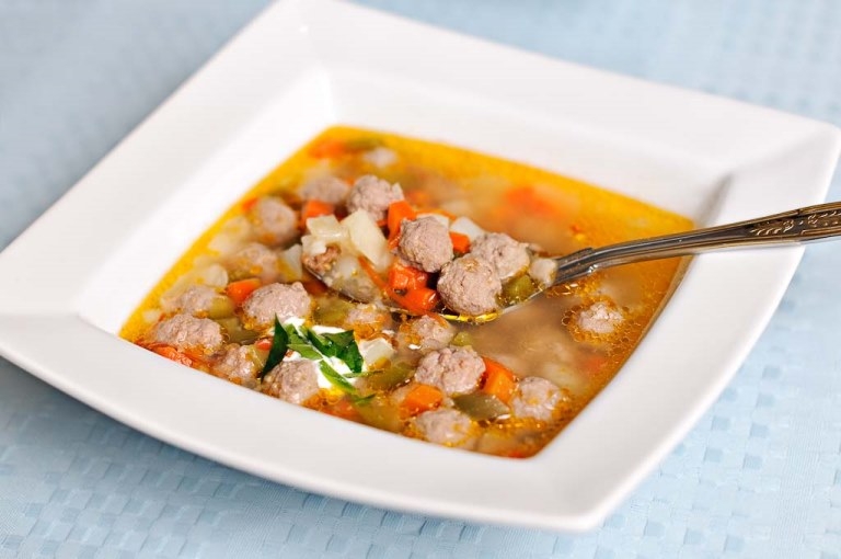 Wie man Suppe mit Fleischbällchen kocht? Rezepte mit Gemüse, Kartoffeln und Reis 04