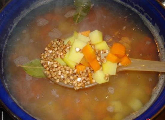 Wie man Buchweißsuppe kocht: Rezepte, um ein köstliches erstes Gericht mit Fleisch und Fleischbällchen herzustellen 08