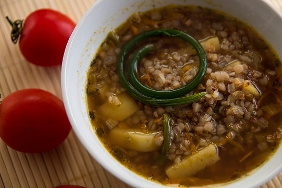 Wie man Buchweißsuppe kocht: Rezepte, um ein köstliches erstes Gericht mit Fleisch und Fleischbällchen herzustellen 09