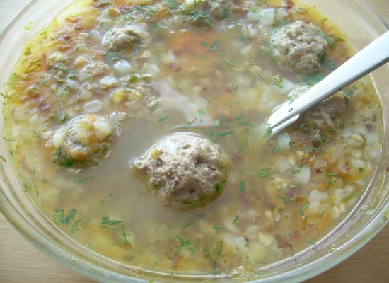 Wie man Buchweißsuppe kocht: Rezepte, um ein köstliches erstes Gericht mit Fleisch und Fleischbällchen herzustellen 10