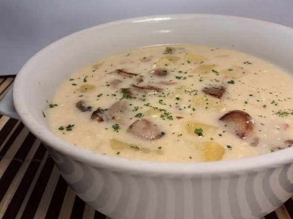 Unglaublich empfindliche Pilzsuppe mit geschmolzenen Rohstoffen: Rezepte.Wie man Suppe mit geschmolzenem Käse und Champignons kocht? 01