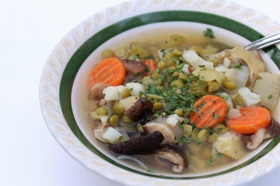 Köstliche Erbsen-Hühnersuppe in einem Topf und einem langsamen Kocher: Rezepte, Kalorien 08