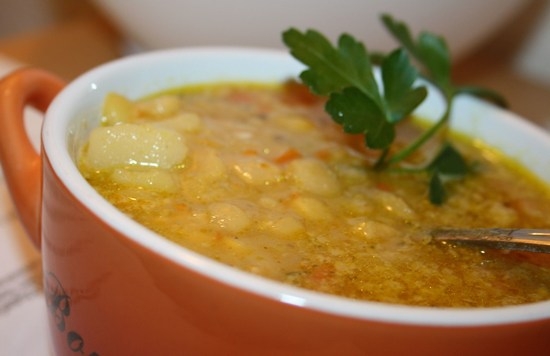 Köstliche Erbsen-Hühnersuppe in einem Topf und einem langsamen Kocher: Rezepte, Kalorien 09